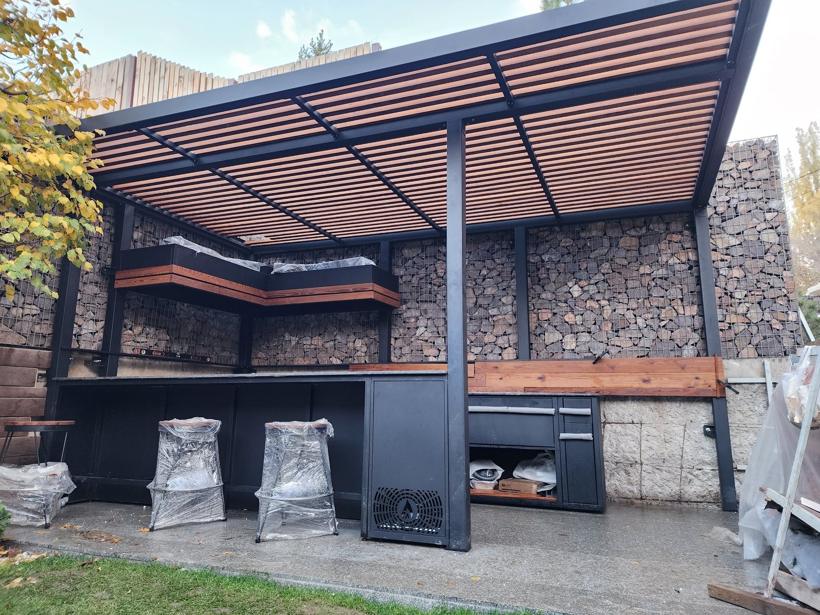 Металлическая пергола, построенная заодно с уличной кухней GrillKing