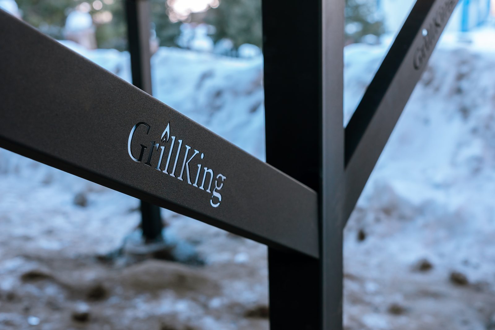 Название GrillKing вырезано в стальной балке каркаса DeckKing