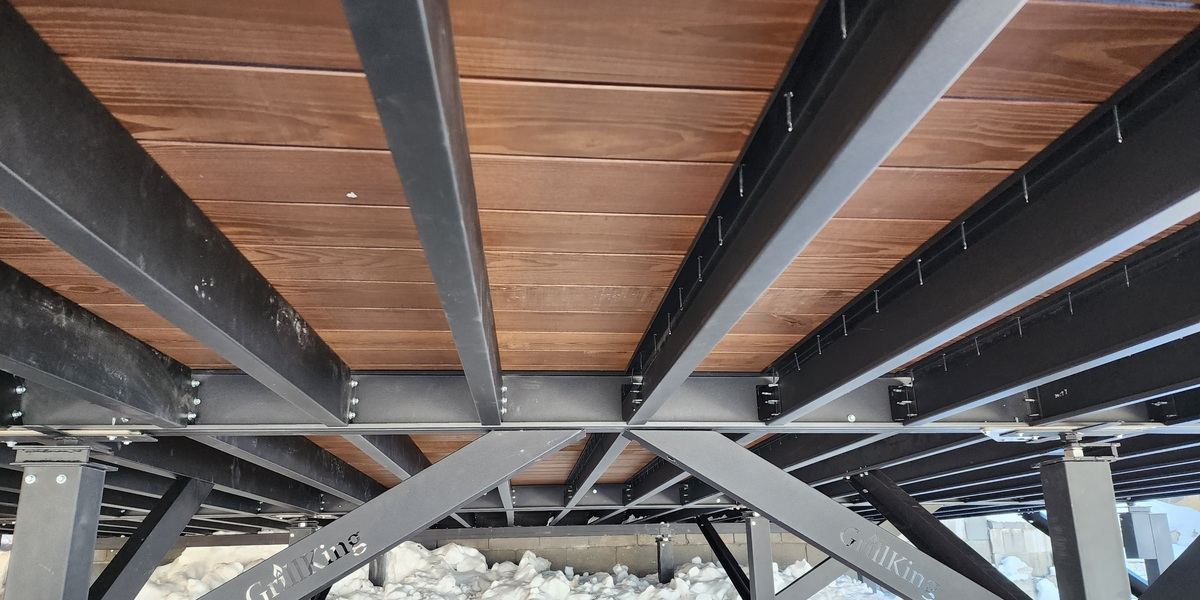 Стальной каркас DeckKing снизу: болтовые соединения, порошковое покрытие