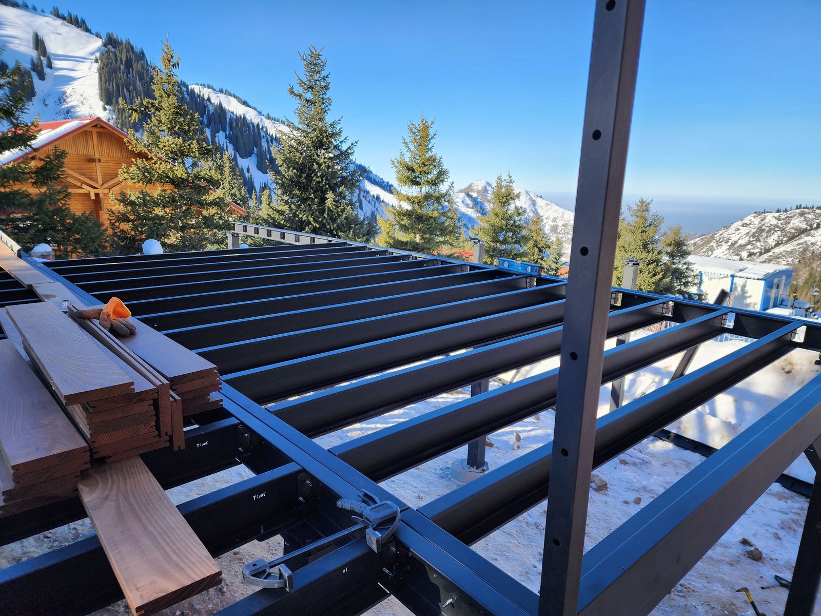 Сборка стального каркаса DeckKing на объекте болтовым соединением