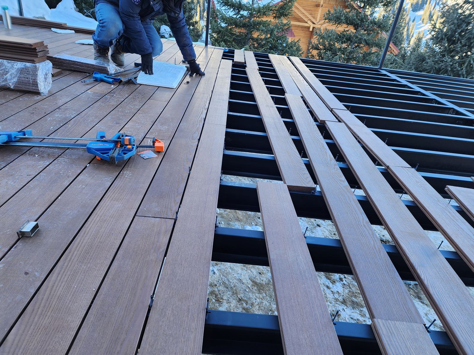 Укладка термодоски WoodPower на чёрный стальной каркас DeckKing