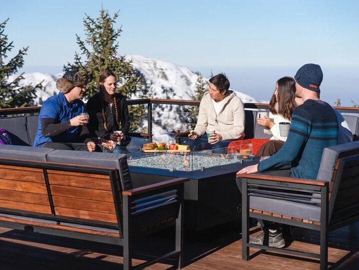 Гости за столом на террасе DeckKing