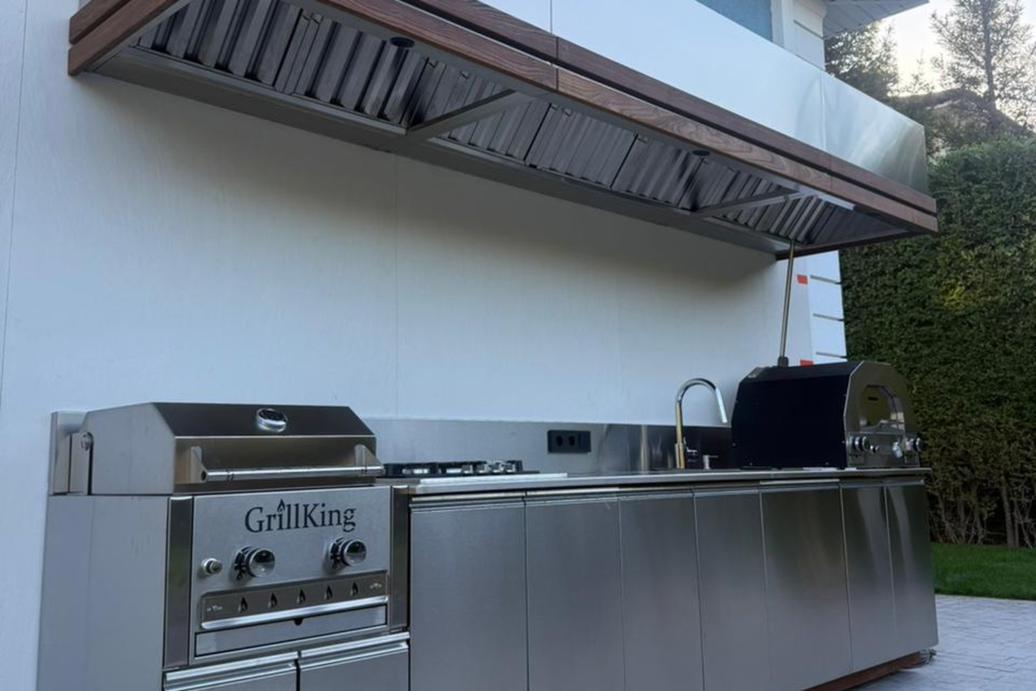 Кухня GrillKing из нержавеющей стали 304 с ресторанной вытяжкой во дворе под Алматы