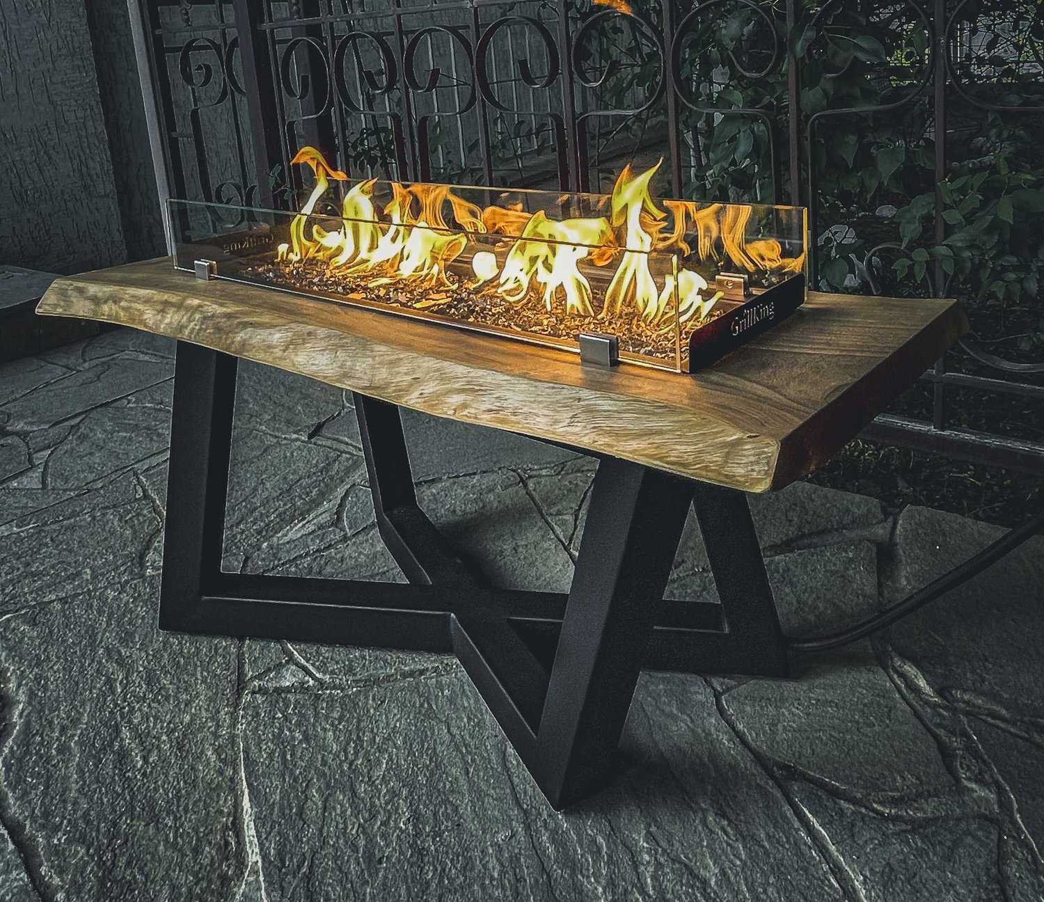 Газовый камин Live Edge Coffee Table: пламя над фаер-стеклом