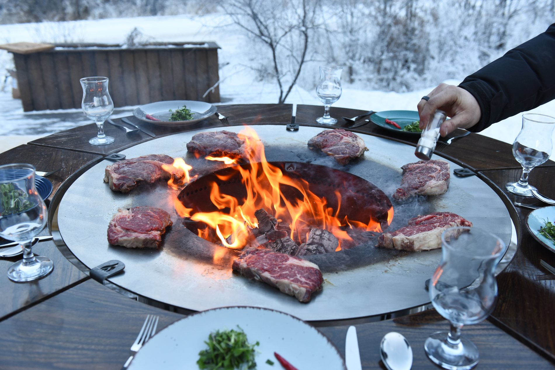 Стейки по кругу Royal Bonfire, рука с мельницей перца