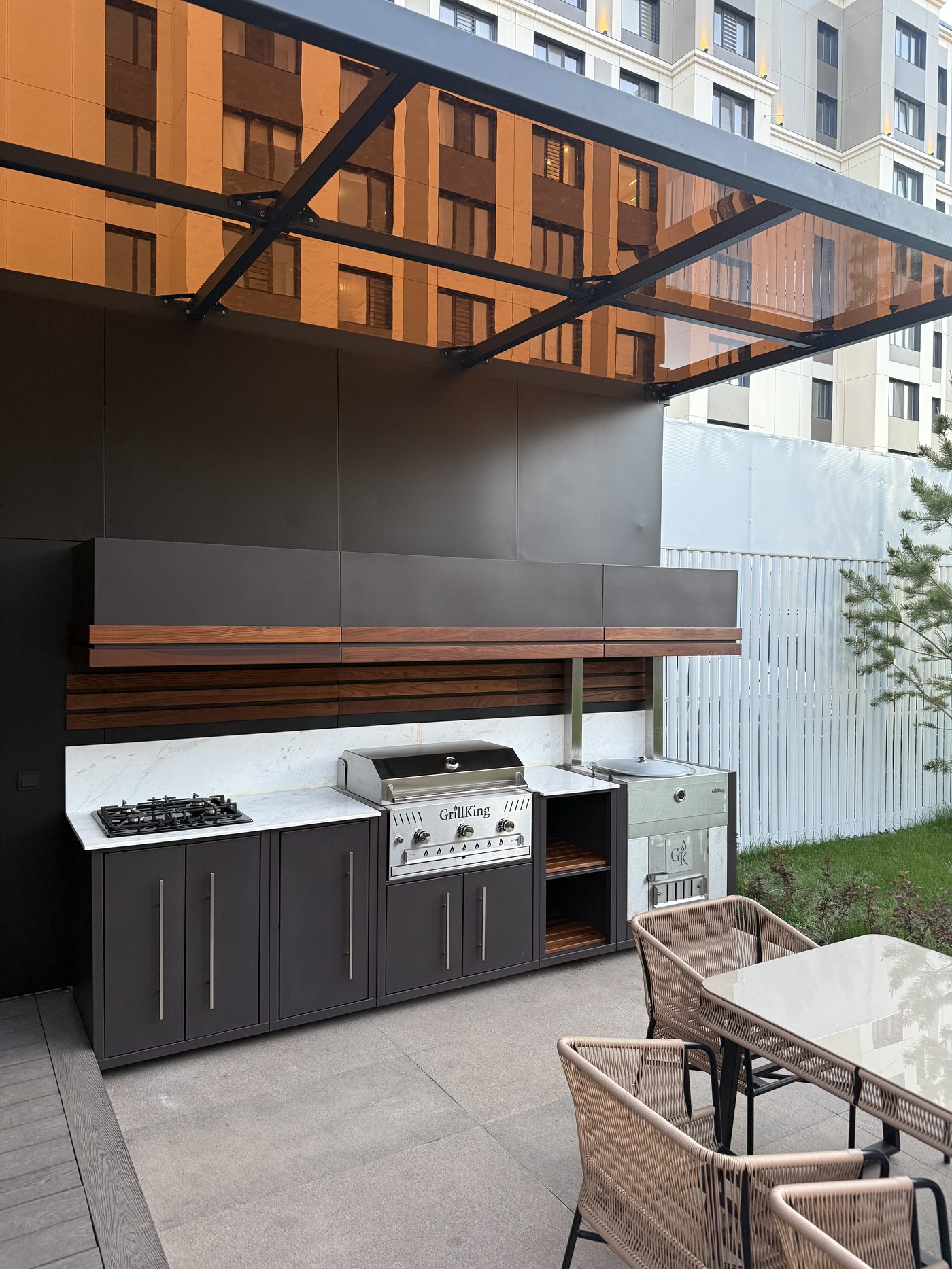 Уличная кухня GrillKing в Астане под перголой с янтарным остеклением