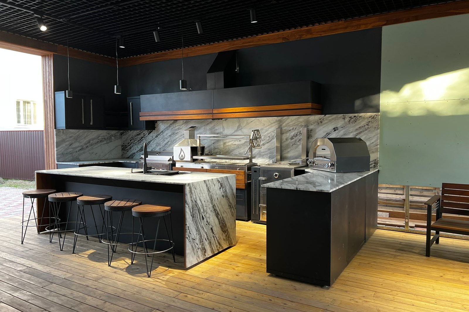 The GrillKing showroom kitchen: stone countertop, full-height splashback, thermo-karagach and steel