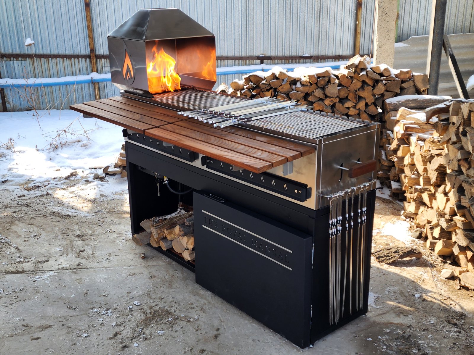 The Royal Mangal: очаг, вытяжка, панели из карагача