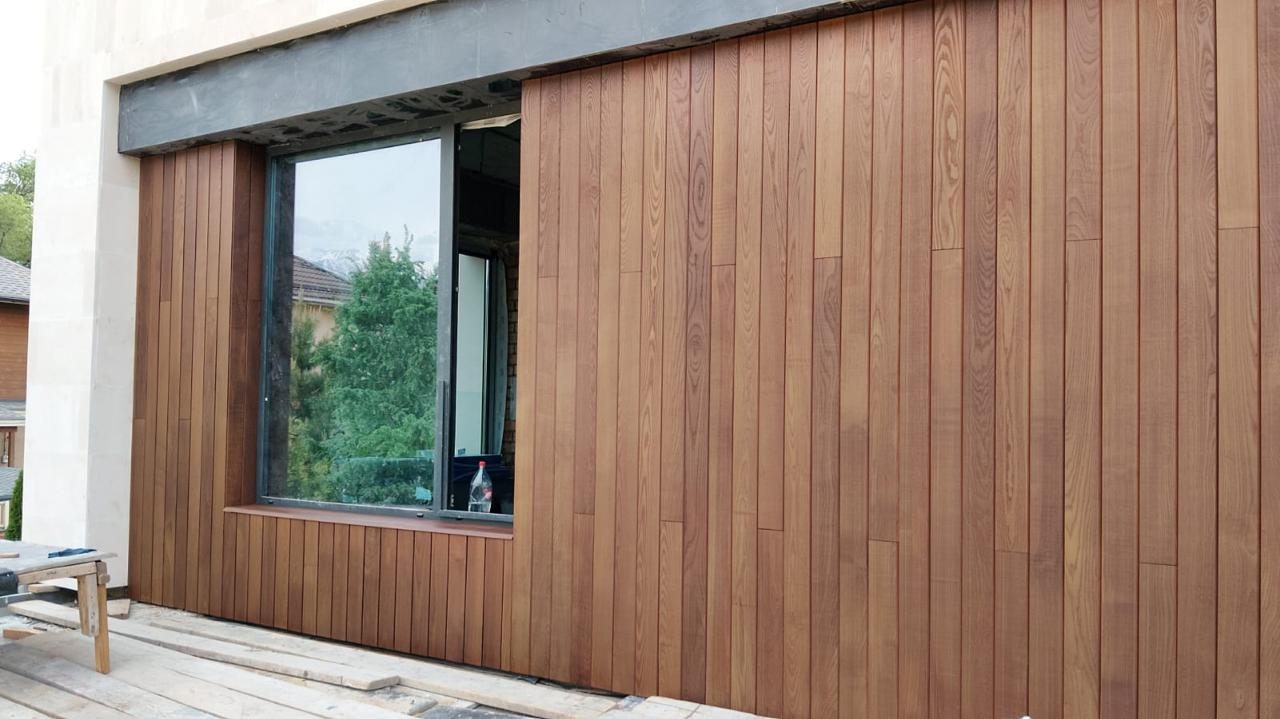 Vertical thermo-karagach facade with window reveals
